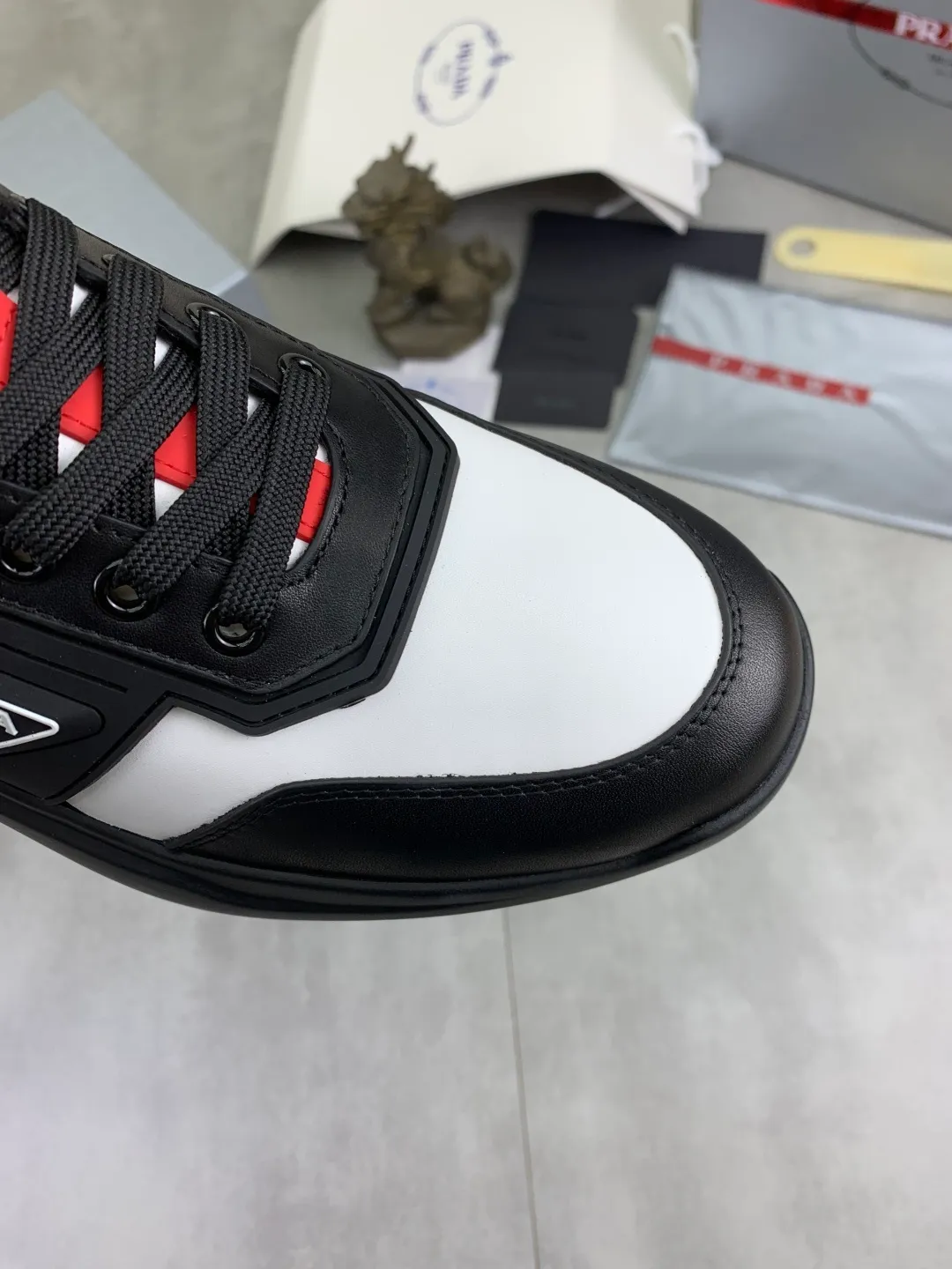 Men's men's shoes P600 💰【New style】Top quality, new popular models on the official website, which will never go out of style for a century, 🆘 The trendy brand (Prada) mainly promotes popular models, avant-garde and versatile fashionable men's shoes, privately molded, with cowhide splicing and 1:1 oil edge treatment... fashionable and simple, original imported cowhide with python skin, cowhide leather lining for feet; the atmosphere and personality are more fashionable, eye-catching and pursuing class. It will subvert the old idea and be a must-have for fashionistas who want to spend time with you! Must keep it! High-end comfortable and low-cost, high-end quality workmanship. Size: 38-45 4️⃣ colors available. full package